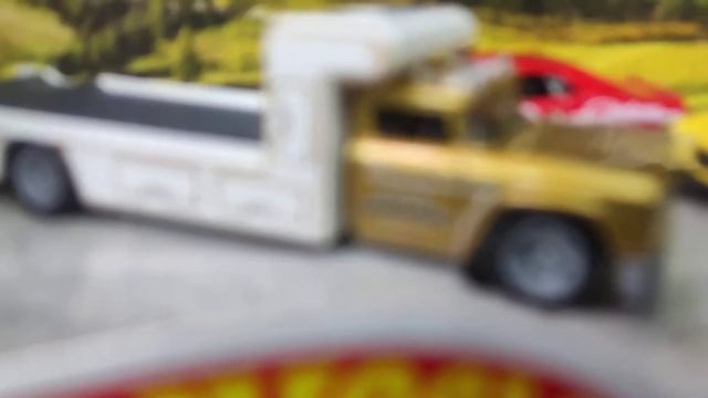 Hot Wheels Premium Garage Set - 70 Dodge Hemi Challenger, 65 Mustang Fastback, 70 Camaro, Retro Rig