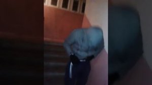 Малолетний алкаш, показал жопу