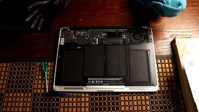 ASMR Replacing Mac Battery (whispering) смотреть онлайн