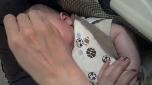 First apples & acts like he's starving! смотреть онлайн