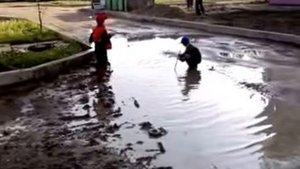 Малъчики купание в луже Беларусь(Миоры)