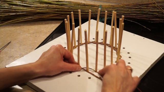 Русская ива - Урок 1. Плетение из ивы. Веревочка в 2 прута. смотреть онлайн