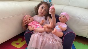 Алия играет с куклами и единорогами