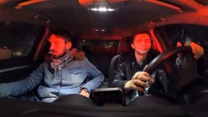 ТАКСИСТ ЖЕСТКО ПУГАЕТ ПАССАЖИРА / ПРЕСЛЕДУЕТ ОМОН / РЕАКЦИЯ ЛЮДЕЙ