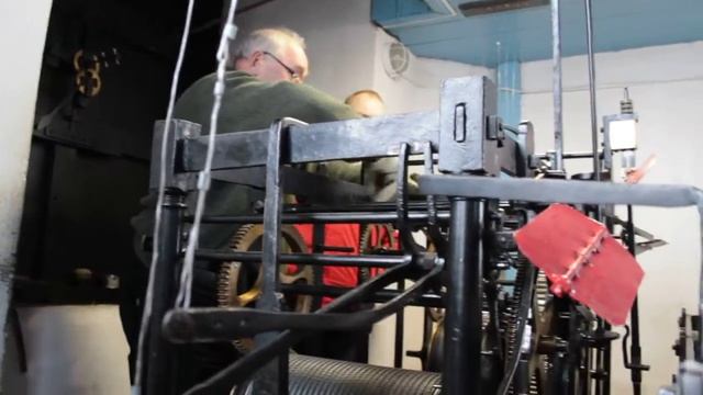 Невьянск.М.Н. Серёдкин объясняет как работают часы на башне. смотреть онлайн