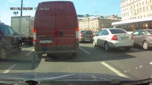 Машина охраны зацепила два автомобиля...