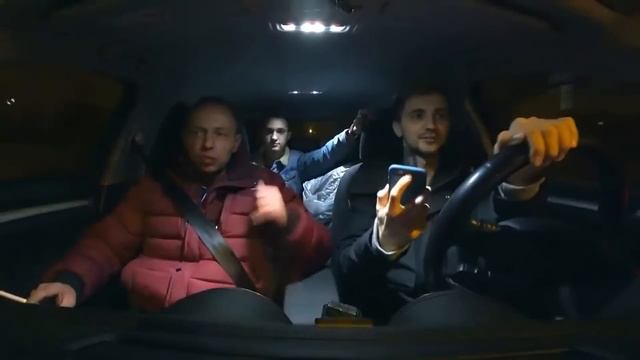 ПСИХИЧЕСКИ НЕНОРМАЛЬНЫЙ ПАССАЖИР РАЗМАХИВАЕТ КУЛАКАМИ В ТАКСИ смотреть онлайн