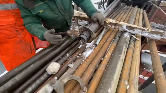 Процесс извлечения керна из двойной колонковой, разбираем снаряд! смотреть онлайн