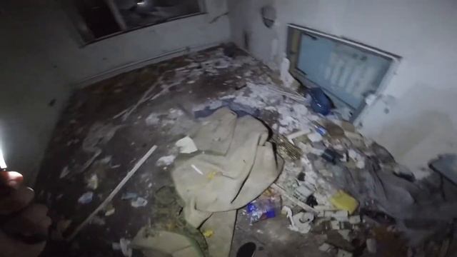 СЛЕДЫ НА ЗАБРОШКЕ | ОДНА НОЧЬЮ НА ЗАБРОШКЕ | КТО ЖЕ ТАМ?...