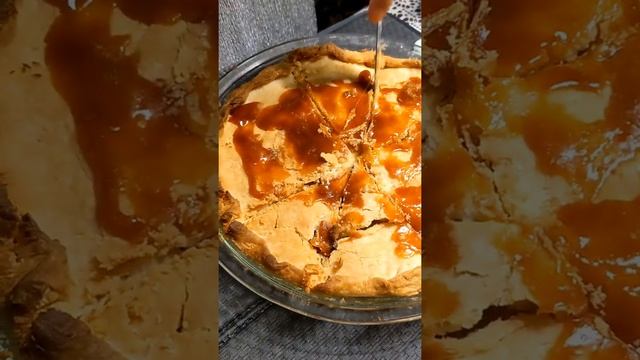 What to do with a lot of apples! Bake an apple pie! topped with delicious homemade salted caramel! смотреть онлайн