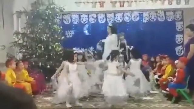 Танец "Снежинки", Детский сад, "Шығыс Балдырған", хореограф Игисинова Арай Жакеновна смотреть онлайн