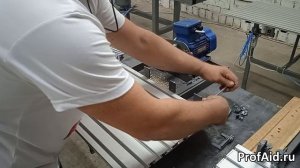 Настольный горизонтальный сверлильный станок - присадочный.