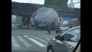 Shocking!!! Moon Fallen on Road & Rolling over Cars in China