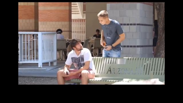 イヤホンをカットしてAirpodsを渡すドッキリ　(日本語字幕付き)