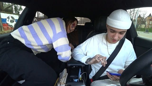 ОТШЛЕПАЛ ДЕВУШКУ В МАШИНЕ НА ПЕРВОМ СВИДАНИИ смотреть онлайн