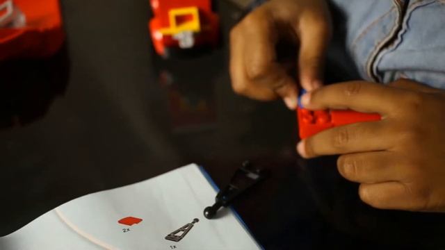 Kid making Fire rescue vehicle with lego blocks. смотреть онлайн