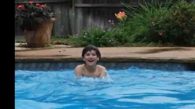 Jac and Alex Having Fun in the Pool смотреть онлайн