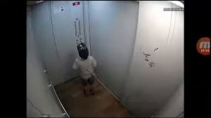 Маленький мальчик застряль в лифте
