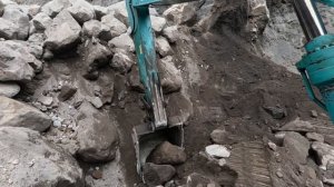 Строительство, экскаватор копает песок