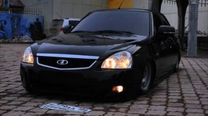 Чёрная приора белые красовки