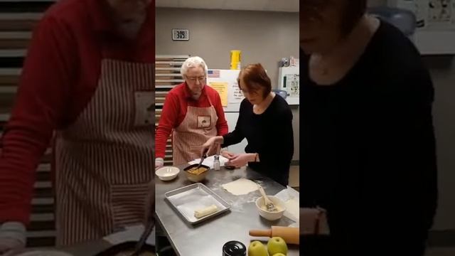 Cooking with Grandma Tanner and Candi--Apple Blossom Rolls смотреть онлайн