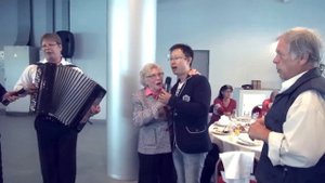 Баянист. Песня "Катюша" На китайсков