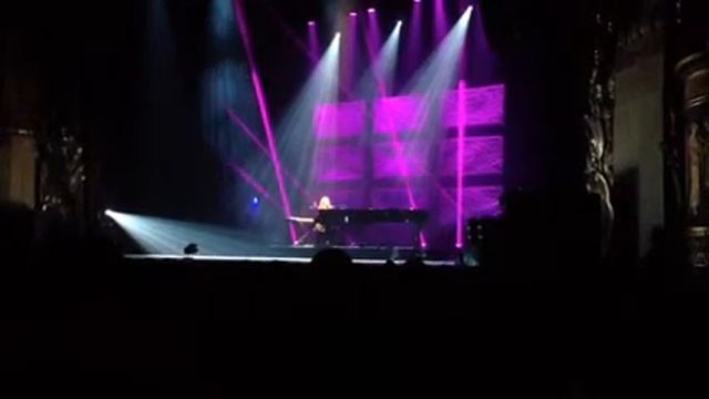 Tori Amos Seated woman with a parasol смотреть онлайн