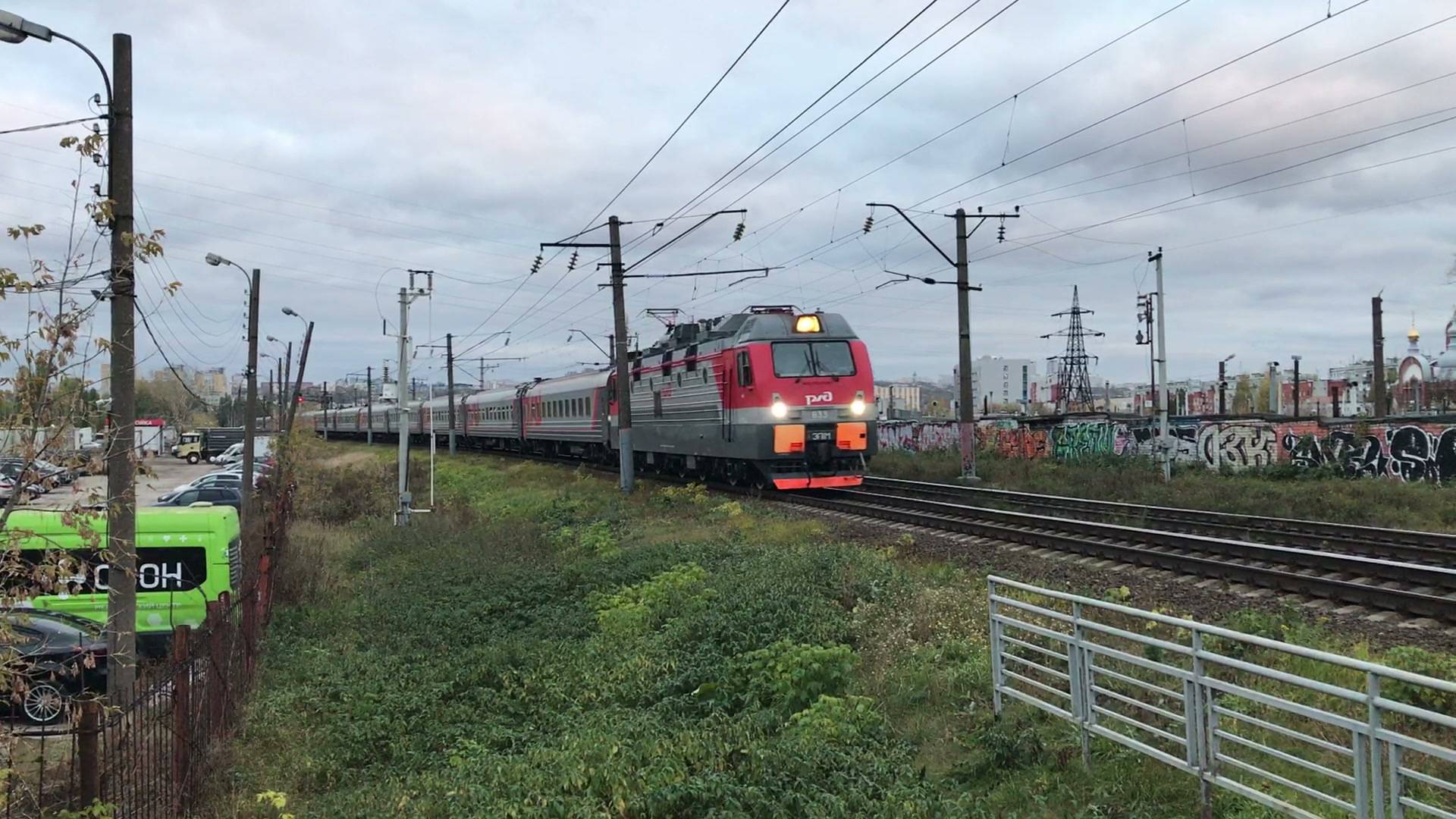 Электровоз ЭП1М-833 с пассажирским поездом №512С Новороссийск - Воркута