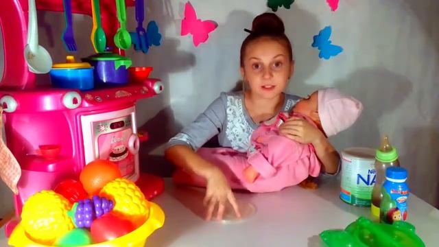 Лизочка играет, кормит куклу Реборн, ухаживает за ней как мама смотреть онлайн