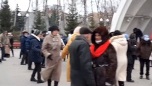 Дельфин и русалка, они если честно - не пара, не пара, не пара!👍🕺💃/Молодёжь танцует в парке Горьког