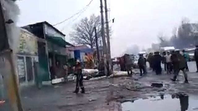 Пожарники тушат пожар улице Новопавловке