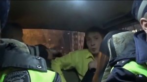 Чувак под солями угарает над мусорами