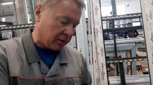 Вклеивание стеклопакета в створку пластикового окна