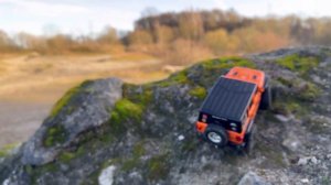 1/18 BATTLE (PART 1) AUSTARHOBBY AX-8560 VS TRX-4M DEFENDER