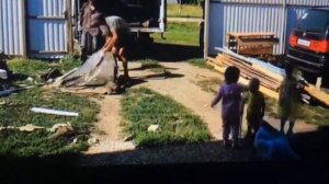 Деревенский дневник очень многодетной мамы. Где взрослые? Рабочие работают дети под ногами.Ужас.