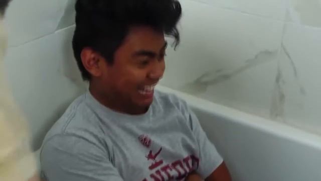 5 ОПАСНЫХ ЧЕЛЕНДЖЕЙ в ВАННОЙ Я Снова Взорву Твой Мозг смотреть онлайн