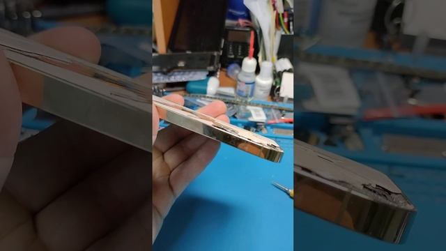 iPhone 12 pro. аккумулятор вздулся и выдавил крышку