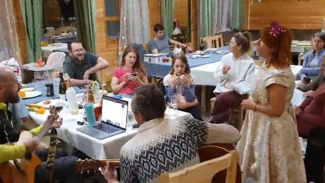 Песенные посиделки в рождественском семейном лагере 