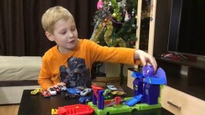 Машинки Hot Wheels Сражение Хот Вилс с летучей мышью Атака Летучей Миши City Bat Manor Attack Play