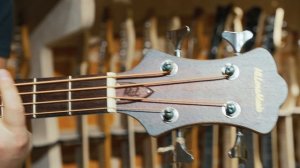 Акустическая бас-гитара Milena Music в шоу-руме Pretman Guitars.