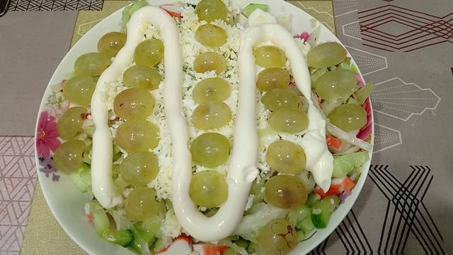 Салат из огурцов и винограда с чесноком и сыром и яйцом 22 октября 2024г смотреть онлайн