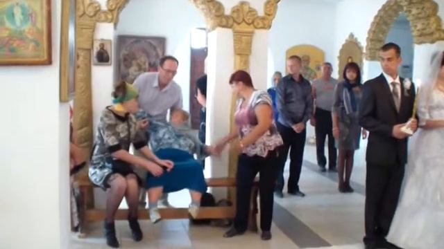 Уснула в церкви. Fell asleep in church.
