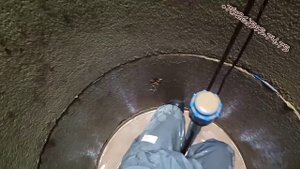 Самоизливная скважина в 10 метровом колодце.