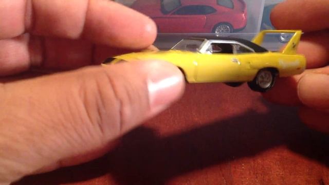 1970 Plymouth Superbird by Johnny Lightning, crack it open! смотреть онлайн