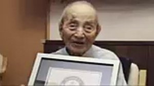 Pria yang memegang gelar orang tertua di dunia MENINGGAL DUNIA