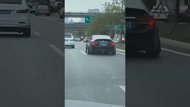 Шенчжень. Колёса в разные стороны у машины...))