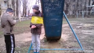 Замотал себя скотчем к столбу