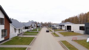 Коттеджный поселок Аляска в Новосибирске даже осенью выглядит великолепно