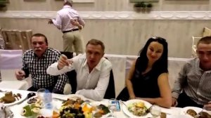 Баянист играет на юбилее "Под небом Парижа"
