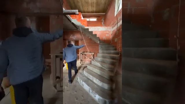 Полупарящая бетонная лестница